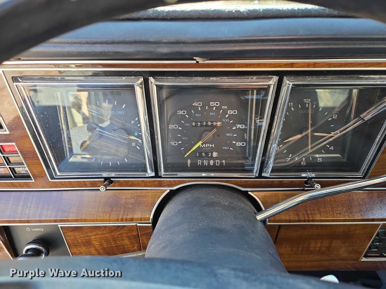 image for item ES2671 1989 Lincoln Town Car 