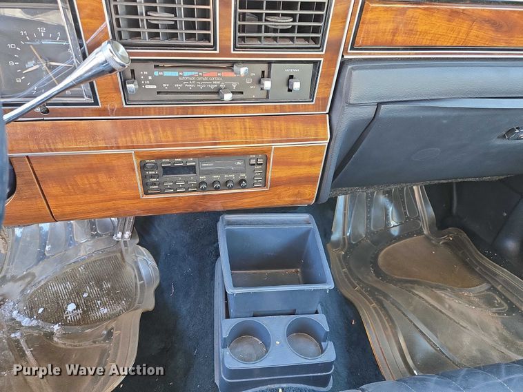 image for item ES2671 1989 Lincoln Town Car 