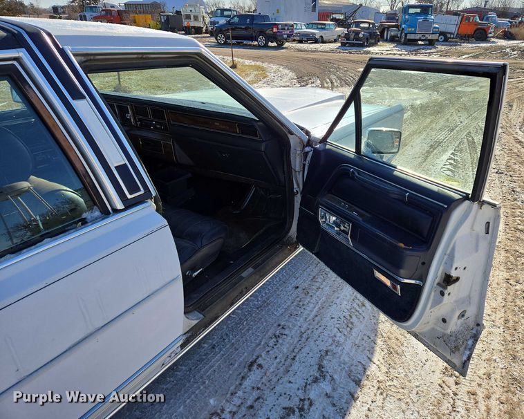 image for item ES2671 1989 Lincoln Town Car 