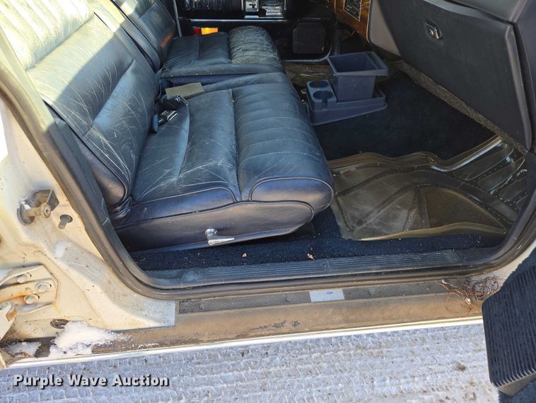 image for item ES2671 1989 Lincoln Town Car 