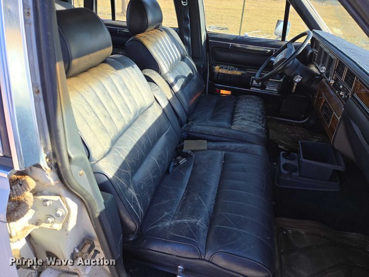 image for item ES2671 1989 Lincoln Town Car 