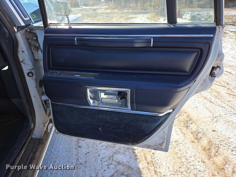 image for item ES2671 1989 Lincoln Town Car 