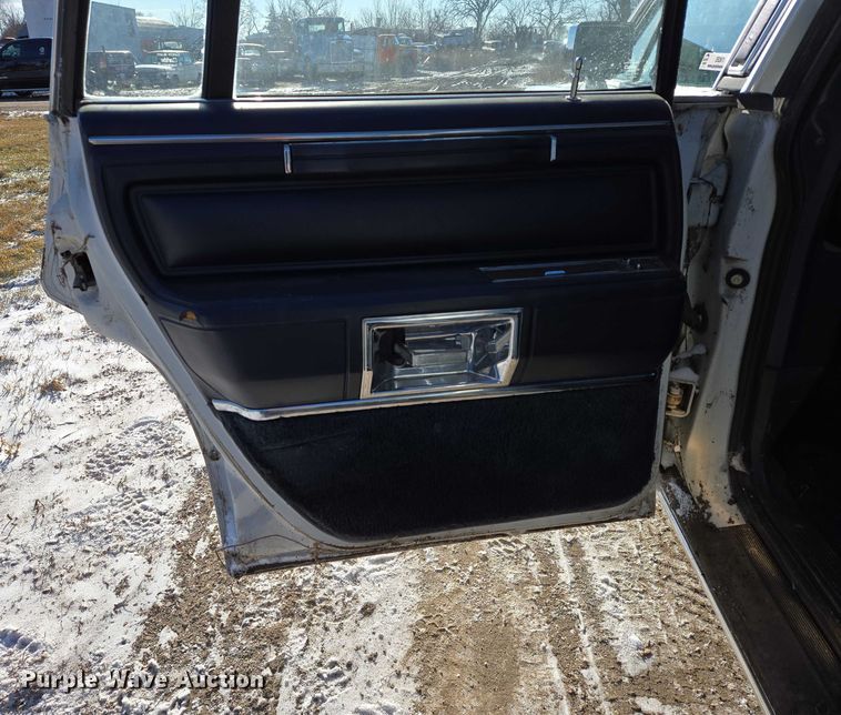 image for item ES2671 1989 Lincoln Town Car 