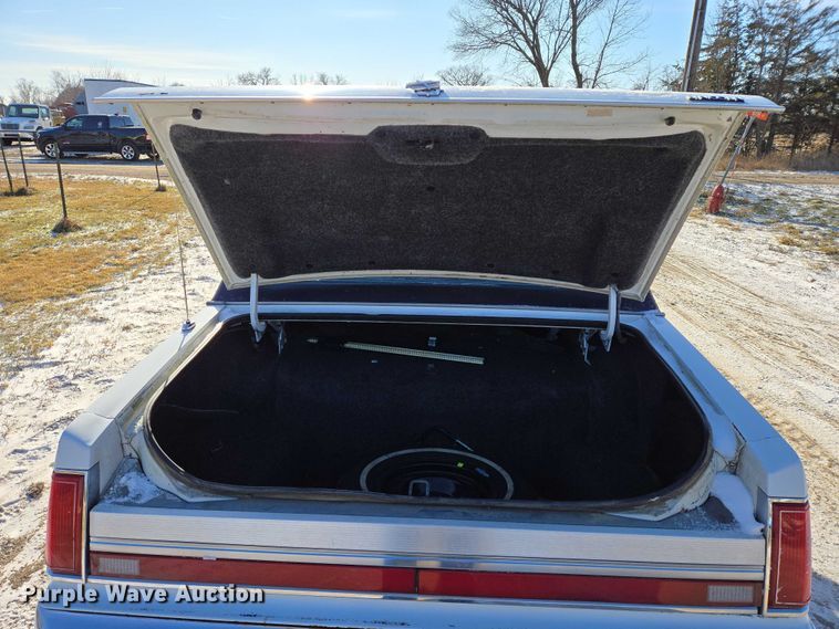 image for item ES2671 1989 Lincoln Town Car 