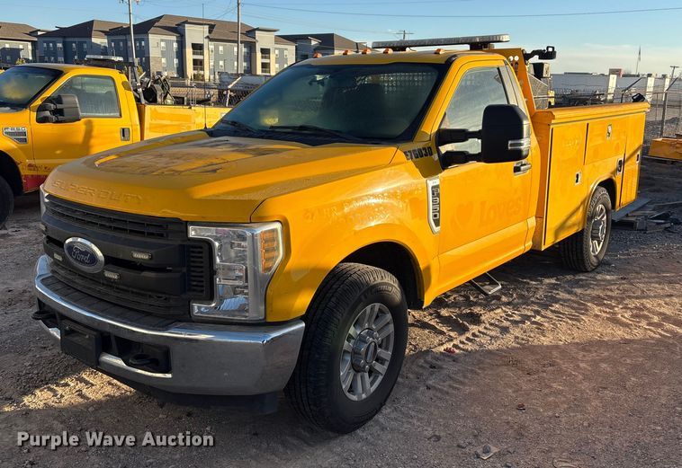 image for item ES5587 2019 Ford F350 Super Duty utility bed pickup truck