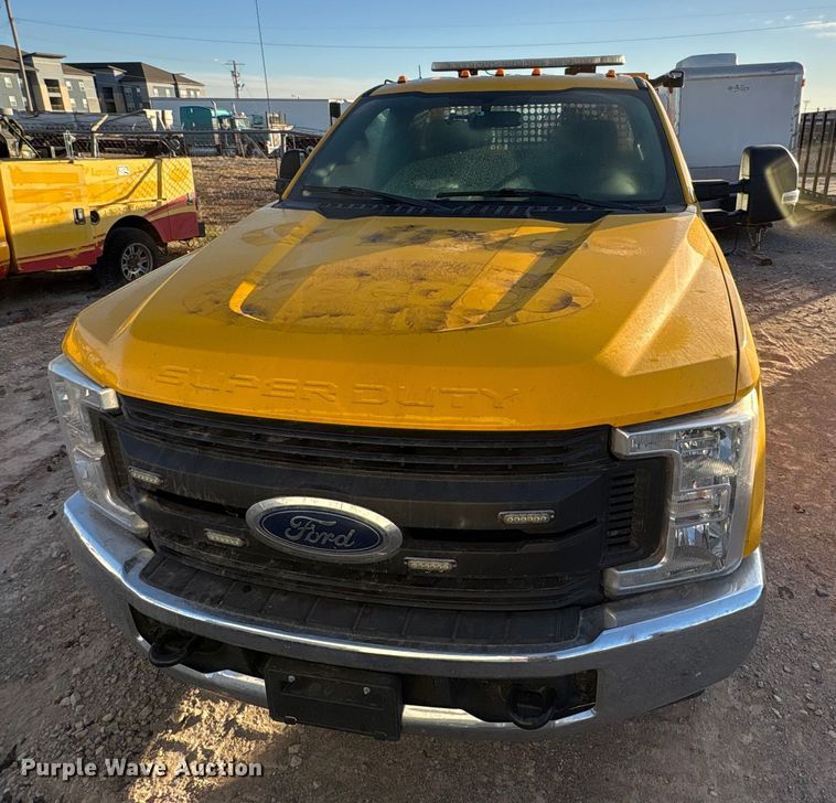 image for item ES5587 2019 Ford F350 Super Duty utility bed pickup truck