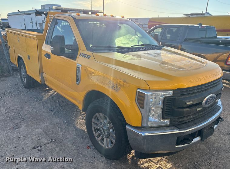 image for item ES5587 2019 Ford F350 Super Duty utility bed pickup truck