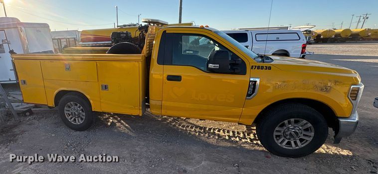 image for item ES5587 2019 Ford F350 Super Duty utility bed pickup truck