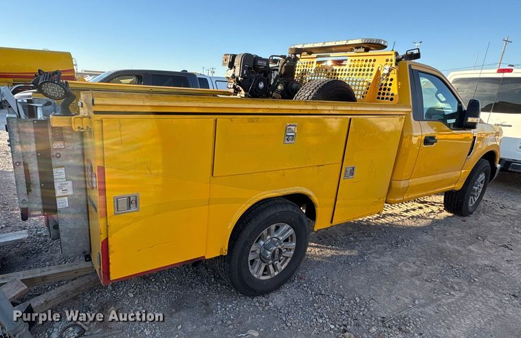 image for item ES5587 2019 Ford F350 Super Duty utility bed pickup truck