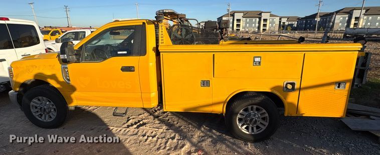 image for item ES5587 2019 Ford F350 Super Duty utility bed pickup truck