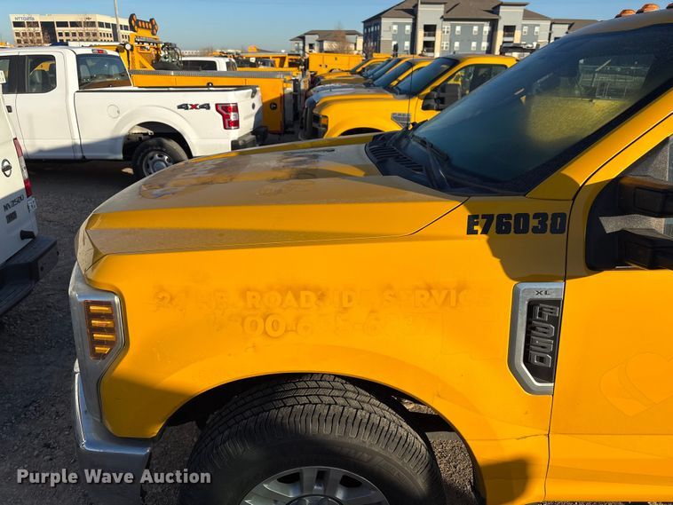 image for item ES5587 2019 Ford F350 Super Duty utility bed pickup truck