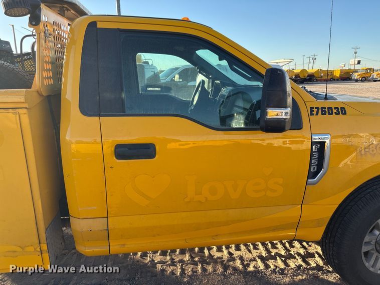 image for item ES5587 2019 Ford F350 Super Duty utility bed pickup truck