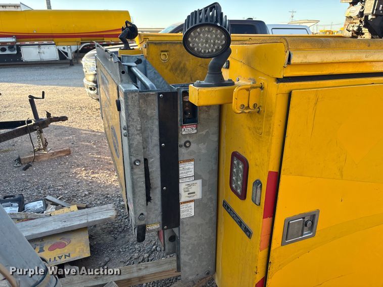 image for item ES5587 2019 Ford F350 Super Duty utility bed pickup truck