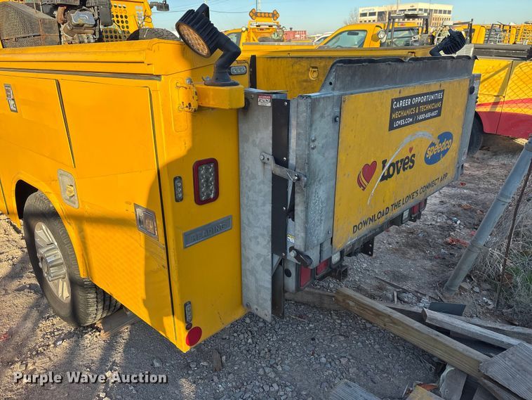 image for item ES5587 2019 Ford F350 Super Duty utility bed pickup truck