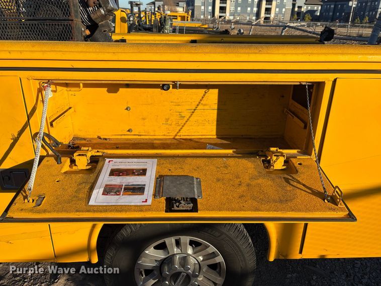 image for item ES5587 2019 Ford F350 Super Duty utility bed pickup truck