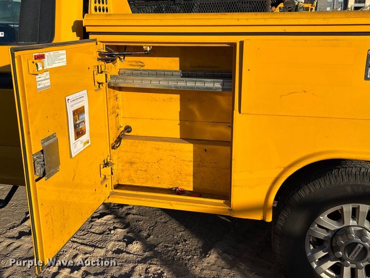 image for item ES5587 2019 Ford F350 Super Duty utility bed pickup truck