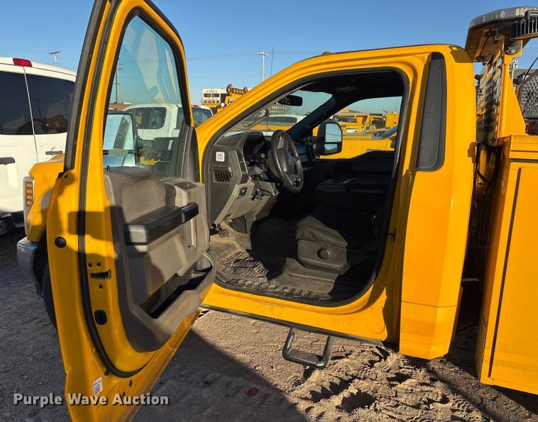 image for item ES5587 2019 Ford F350 Super Duty utility bed pickup truck