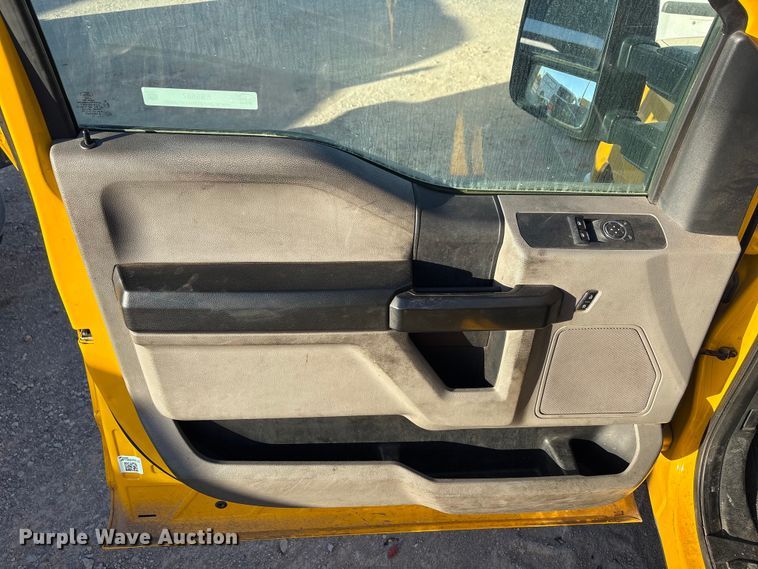 image for item ES5587 2019 Ford F350 Super Duty utility bed pickup truck