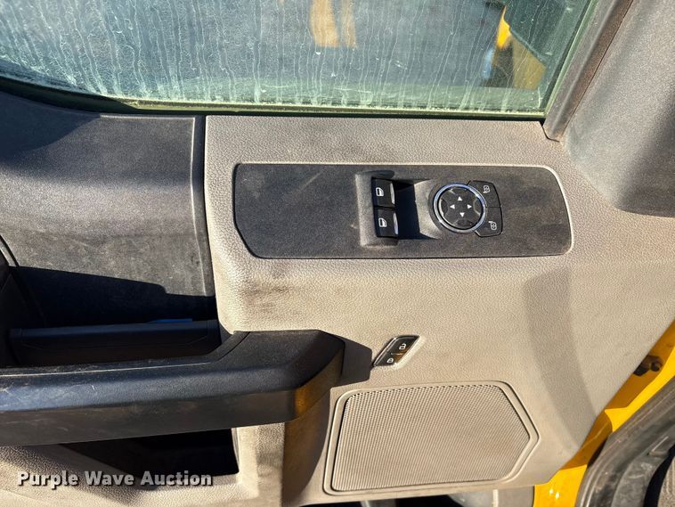 image for item ES5587 2019 Ford F350 Super Duty utility bed pickup truck