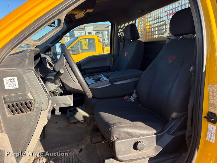 image for item ES5587 2019 Ford F350 Super Duty utility bed pickup truck