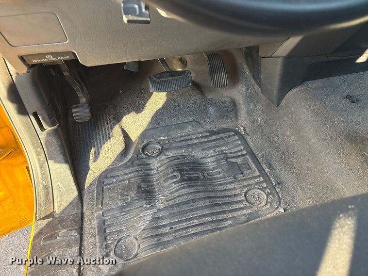 image for item ES5587 2019 Ford F350 Super Duty utility bed pickup truck