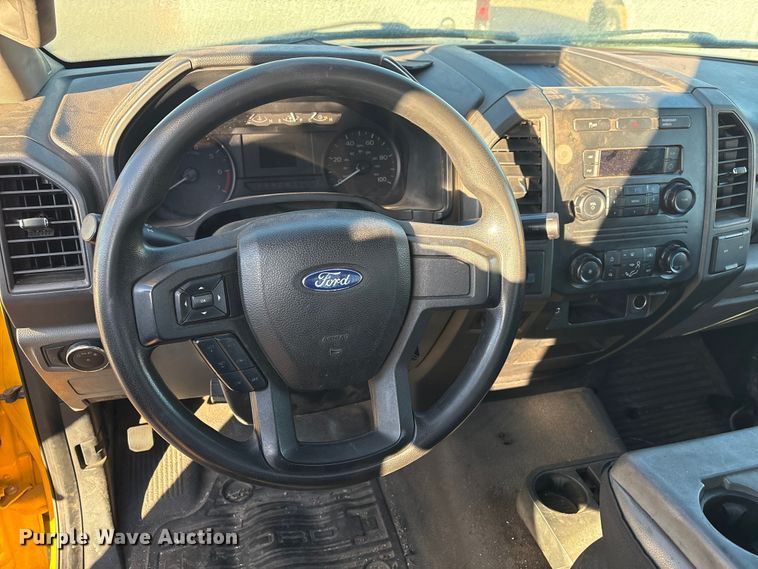 image for item ES5587 2019 Ford F350 Super Duty utility bed pickup truck