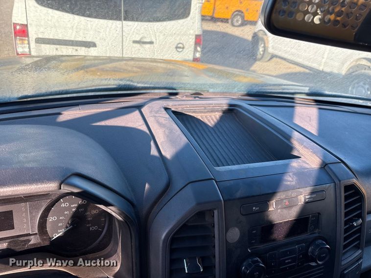 image for item ES5587 2019 Ford F350 Super Duty utility bed pickup truck