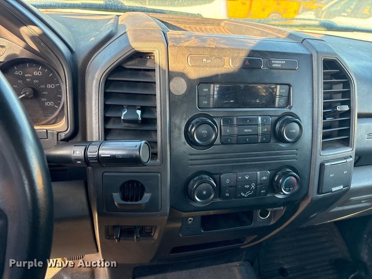 image for item ES5587 2019 Ford F350 Super Duty utility bed pickup truck