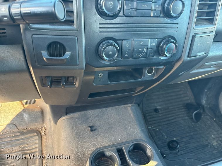 image for item ES5587 2019 Ford F350 Super Duty utility bed pickup truck