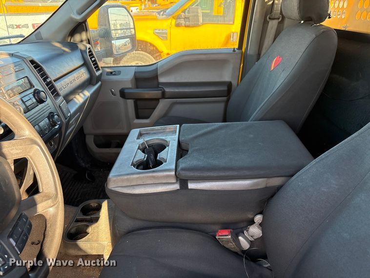 image for item ES5587 2019 Ford F350 Super Duty utility bed pickup truck