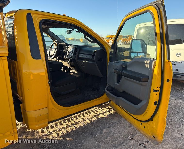 image for item ES5587 2019 Ford F350 Super Duty utility bed pickup truck