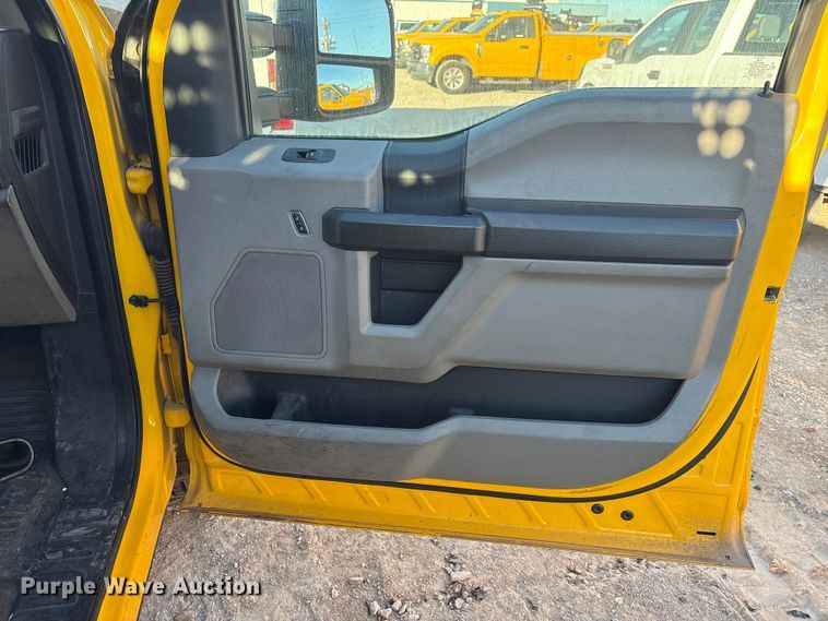 image for item ES5587 2019 Ford F350 Super Duty utility bed pickup truck