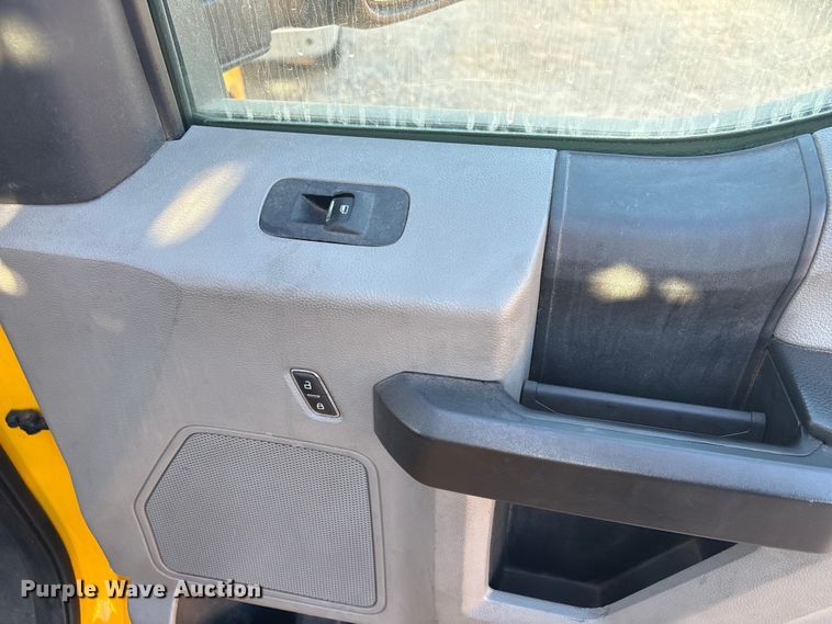 image for item ES5587 2019 Ford F350 Super Duty utility bed pickup truck