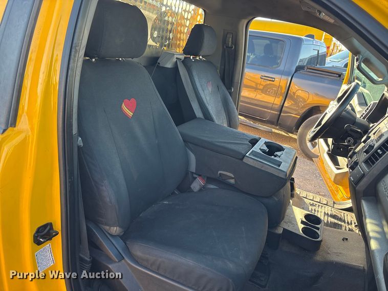 image for item ES5587 2019 Ford F350 Super Duty utility bed pickup truck