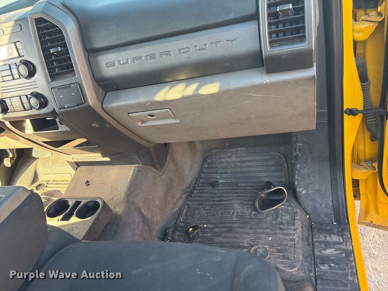 image for item ES5587 2019 Ford F350 Super Duty utility bed pickup truck