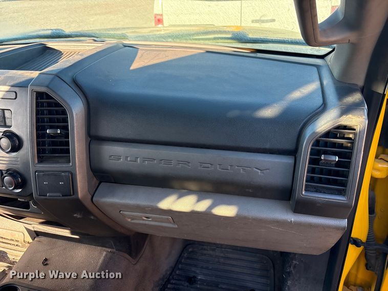 image for item ES5587 2019 Ford F350 Super Duty utility bed pickup truck