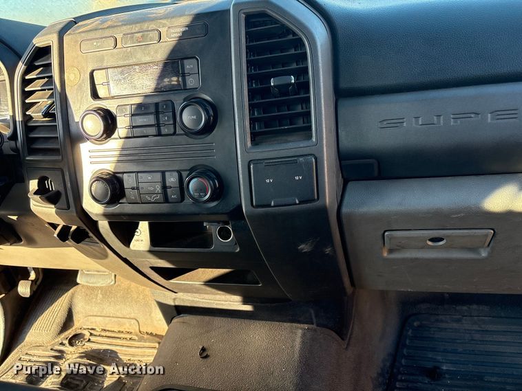 image for item ES5587 2019 Ford F350 Super Duty utility bed pickup truck