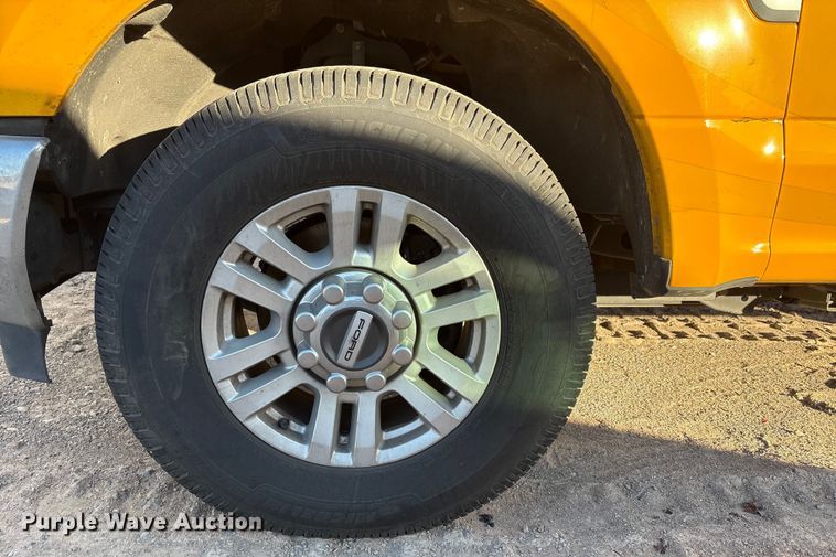 image for item ES5587 2019 Ford F350 Super Duty utility bed pickup truck