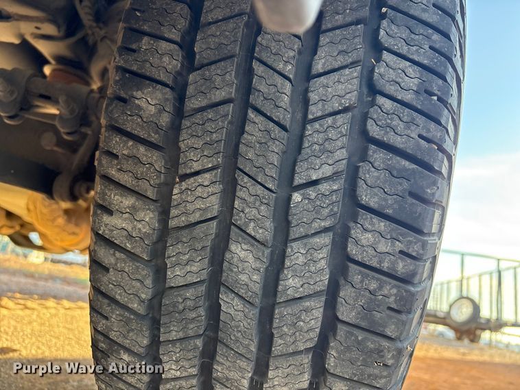 image for item ES5587 2019 Ford F350 Super Duty utility bed pickup truck