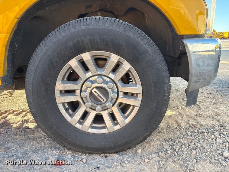 image for item ES5587 2019 Ford F350 Super Duty utility bed pickup truck