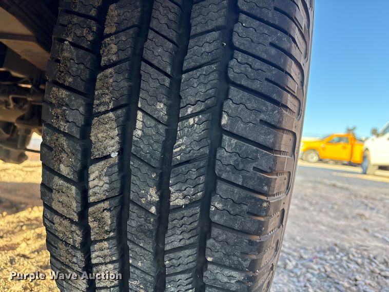 image for item ES5587 2019 Ford F350 Super Duty utility bed pickup truck