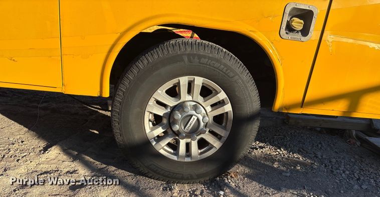 image for item ES5587 2019 Ford F350 Super Duty utility bed pickup truck