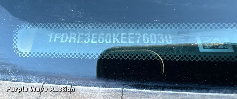 image for item ES5587 2019 Ford F350 Super Duty utility bed pickup truck