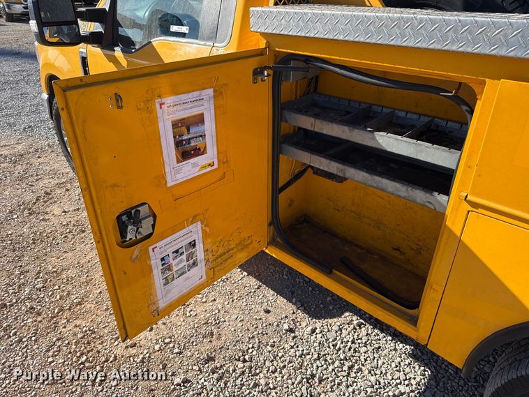 image for item ES5588 2020 Ford F350 Super Duty utility bed pickup truck