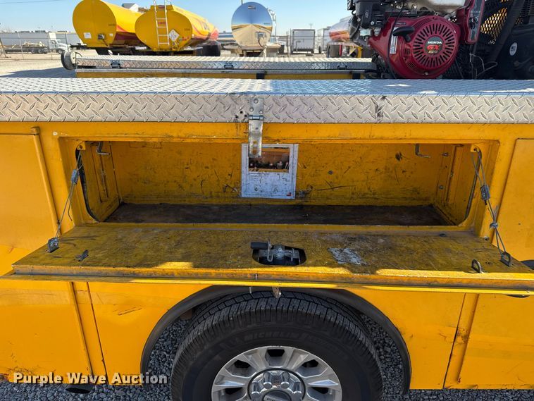 image for item ES5588 2020 Ford F350 Super Duty utility bed pickup truck