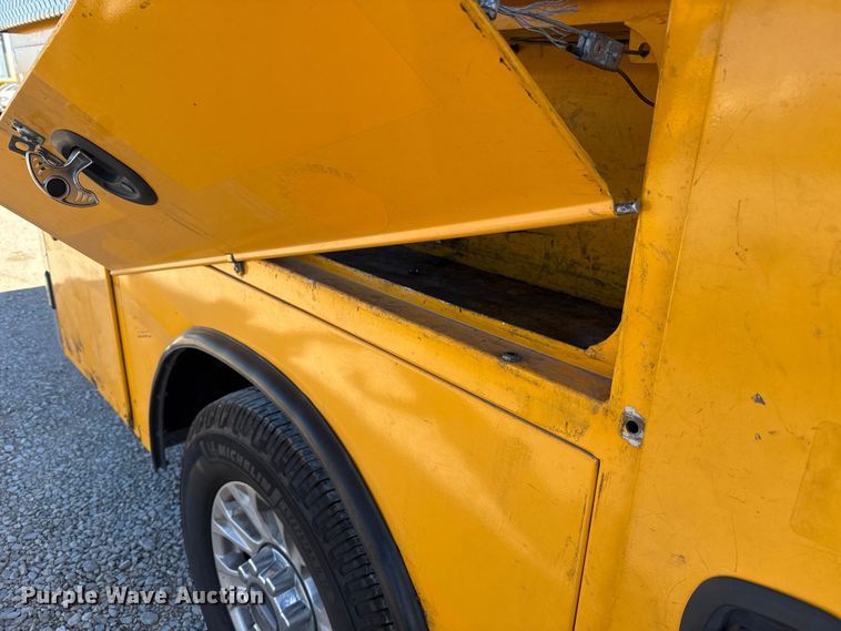 image for item ES5588 2020 Ford F350 Super Duty utility bed pickup truck