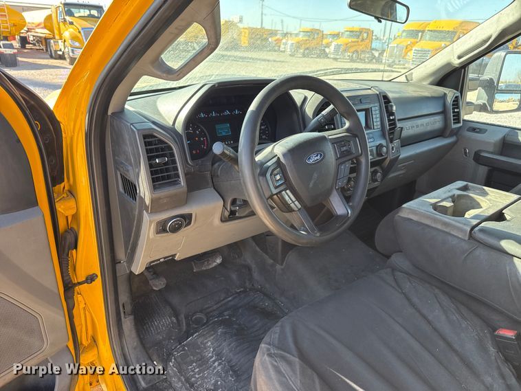 image for item ES5588 2020 Ford F350 Super Duty utility bed pickup truck