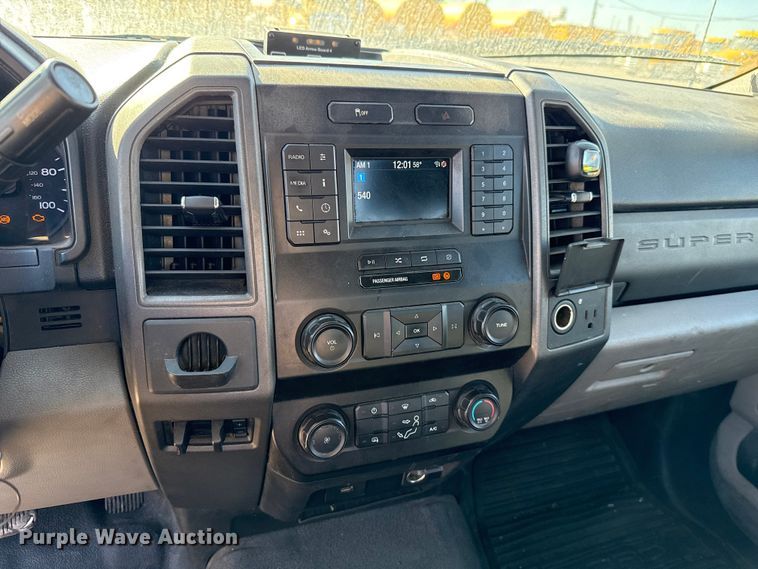 image for item ES5588 2020 Ford F350 Super Duty utility bed pickup truck