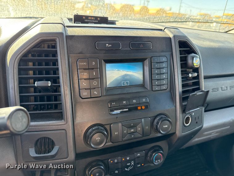 image for item ES5588 2020 Ford F350 Super Duty utility bed pickup truck