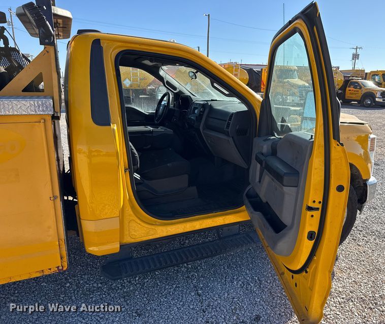 image for item ES5588 2020 Ford F350 Super Duty utility bed pickup truck